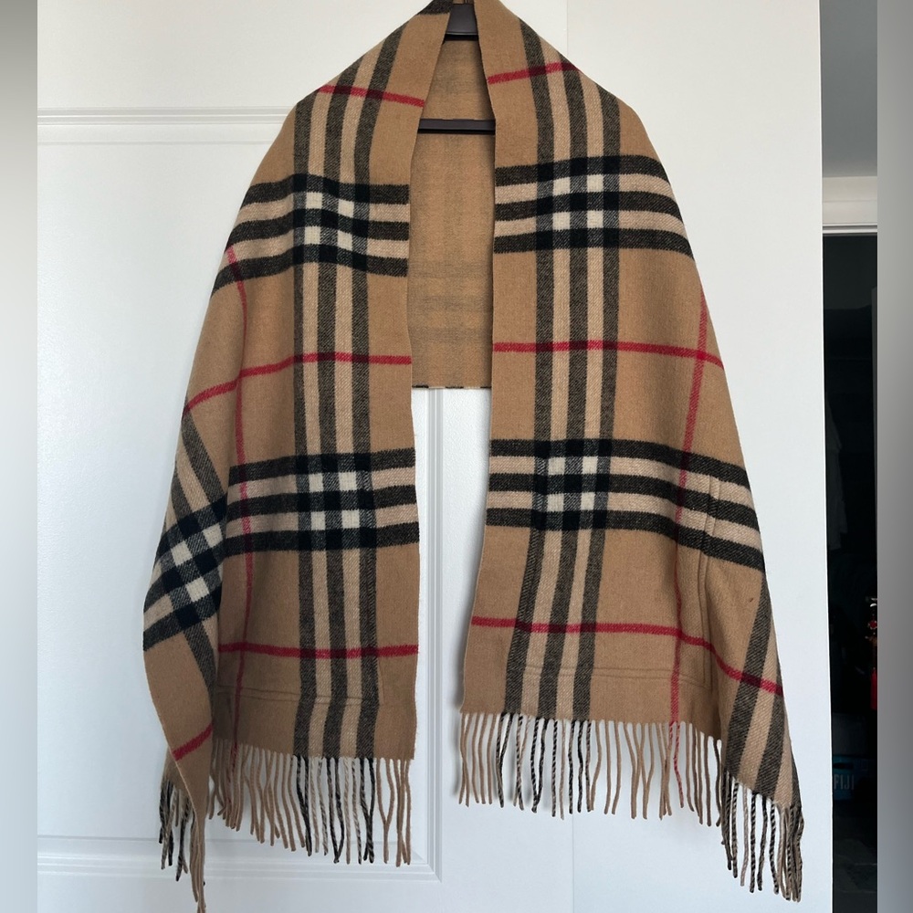 Burberry Large scarf with pockets